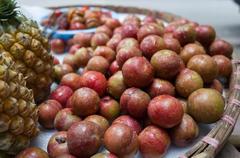 Bà đẻ ăn mận được không?
