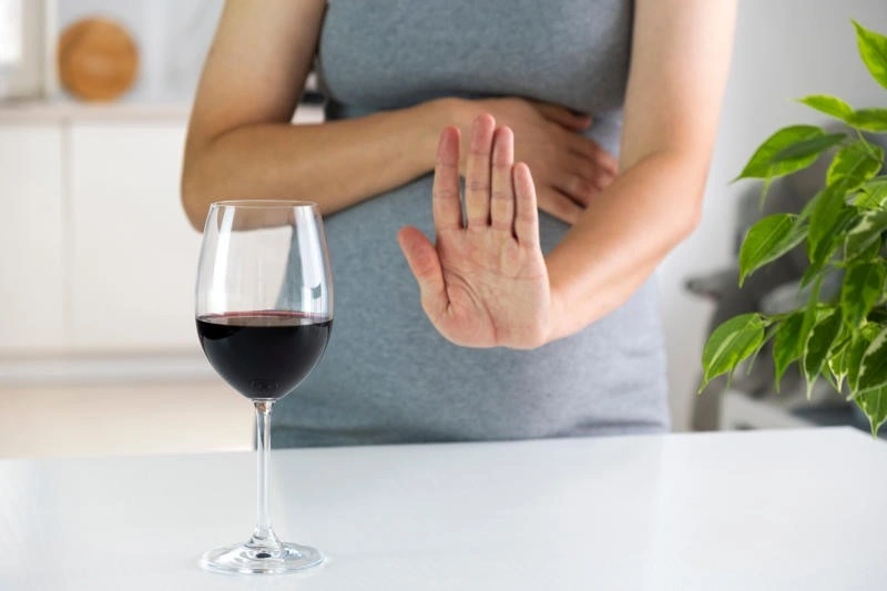 Mẹ bầu 3 tháng cuối không nên uống rượu bia