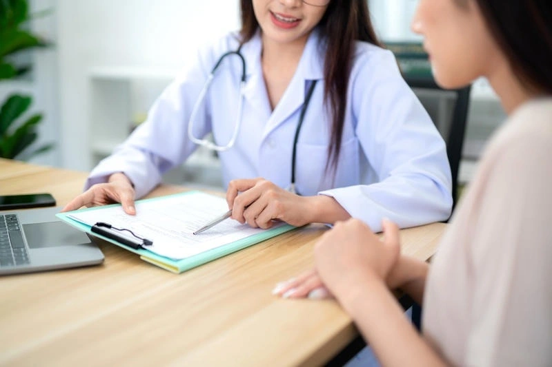 Bầu 3 tháng đầu bị đau lưng khi nào nên khám