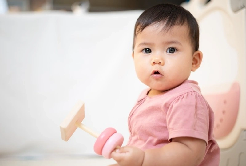 Bé 1 tuổi biết làm gì