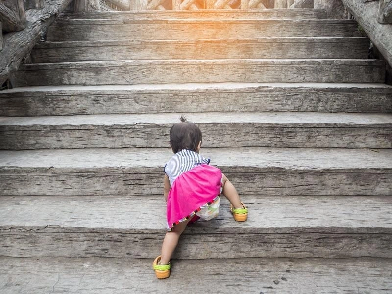 trẻ 1 tuổi biết làm gì là thích leo trèo