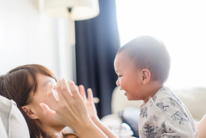 Em bé 1 tuổi biết làm gì