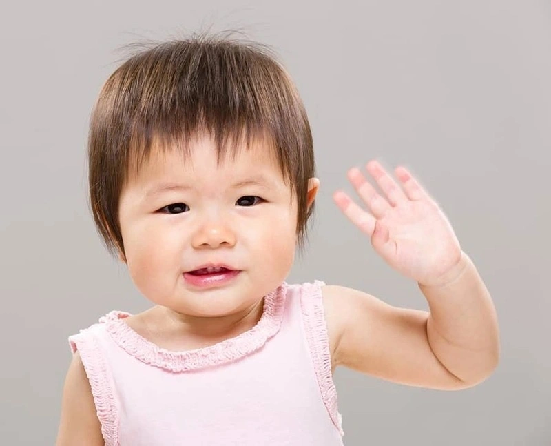 trẻ 10 tháng biết làm gì là vẫy tay chào người khác