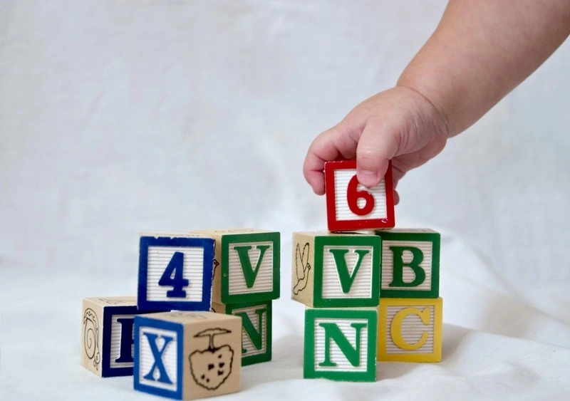 Trẻ 10 tháng biết cách xếp chồng đồ chơi