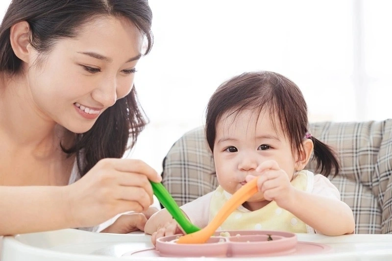 ăn đủ chất hỗ trợ sự phát triển của trẻ 10 tháng tuổi