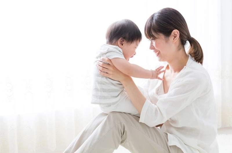 trò chuyện và tương tác để trẻ 11 tháng phát triển ngôn ngữ