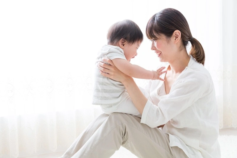 bé 12 tháng tuổi biết làm gì là bày tỏ cảm xúc