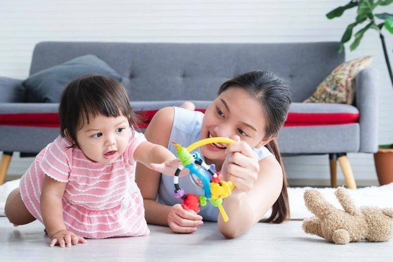 Hiểu được bé 13 tháng biết làm gì mẹ có thể hỗ trợ con phát triển
