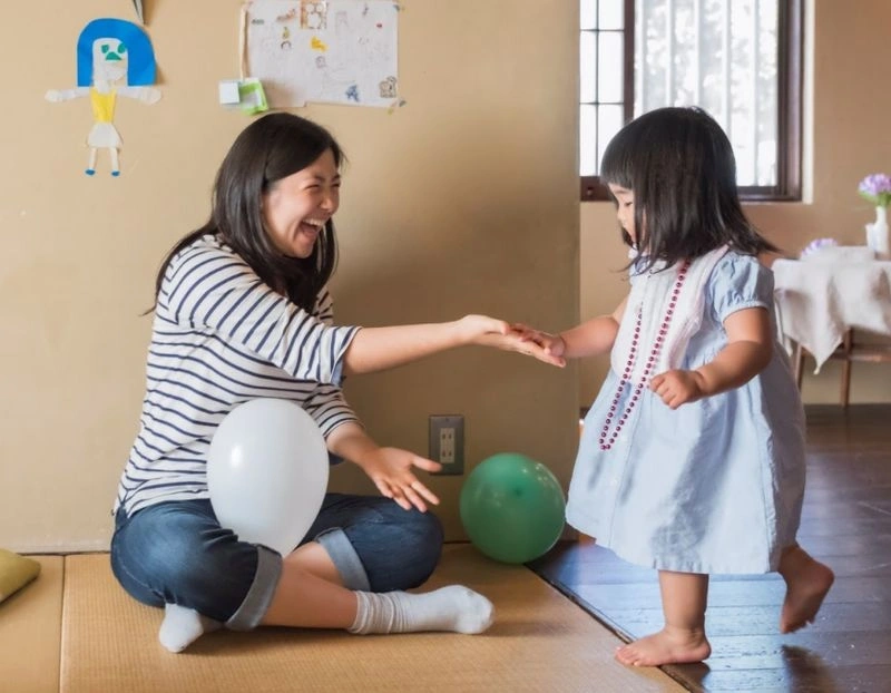 Trẻ 14 tháng tuổi thích tương tác và gây chú ý với cha mẹ