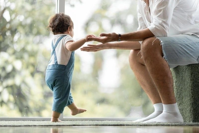 Cha mẹ nên cho bé 14 tháng tuổi vận động nhiều hơn