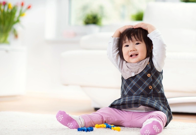 Trẻ 15 tháng biết làm gì