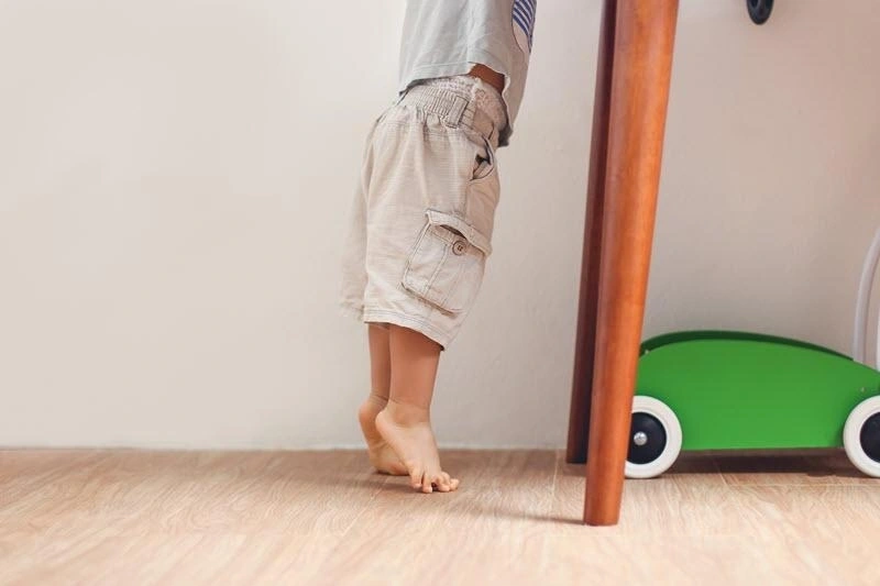Một trong những kỹ năng vận động trẻ 16 tháng tuổi là thích leo trèo