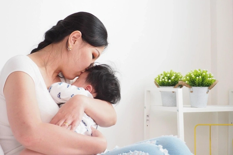 Sự phát triển của trẻ 16 tháng tuổi về cảm xúc là khóc khi xa mẹ