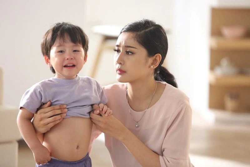 Dấu hiệu bé 2 tuổi ăn không tiêu bị nôn là nôn nhiều, đầy bụng...