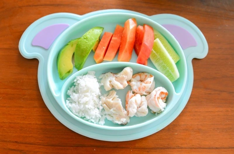 Chia nhỏ bữa ăn khi bé 2 tuổi ăn không tiêu bị nôn