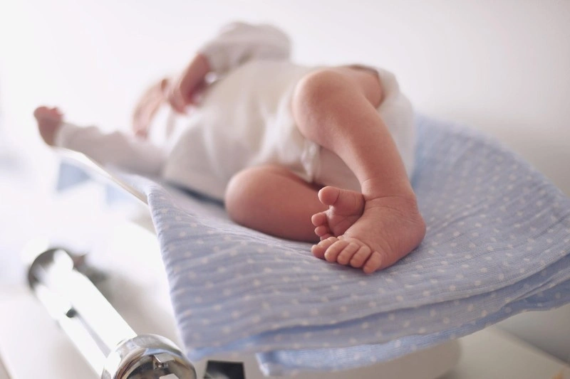 Mẹ cần nắm rõ bé 3 tháng nặng bao nhiêu kg và dài bao nhiêu cm để chăm sóc con phù hợp.