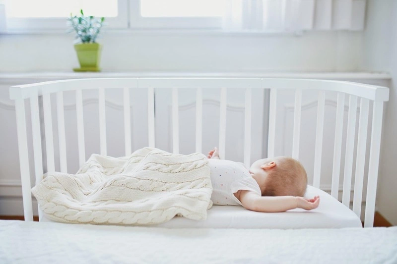 Trẻ 3 tháng biết làm gì thì bé đã biết quay đầu về nơi phát ra âm thanh.