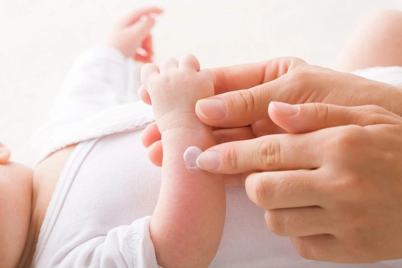 Cha mẹ cần chú ý những điều cần chú ý khi theo dõi sự phát triển của trẻ 3 tháng tuổi.