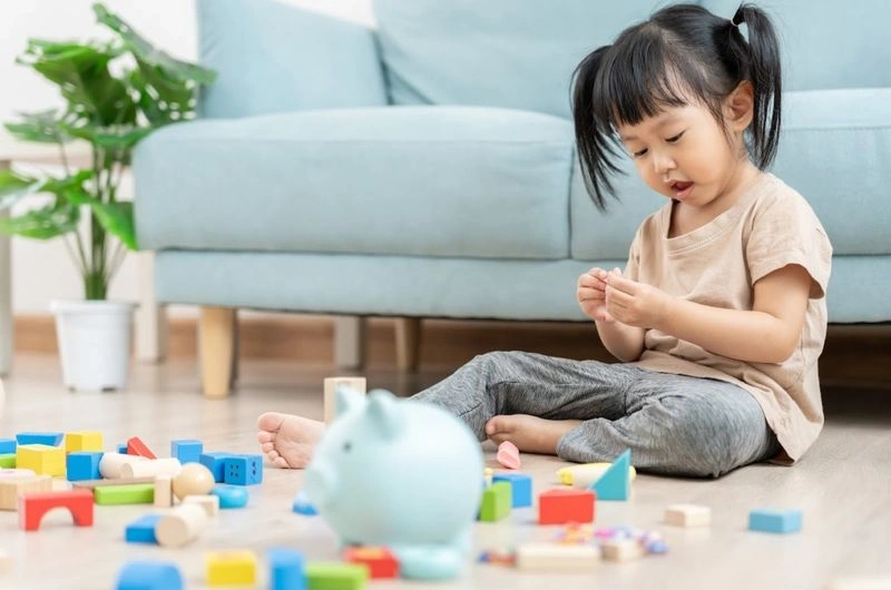 Ngồi hoặc vận động nhẹ sau ăn giúp cải thiện tình trạng trẻ bị nôn