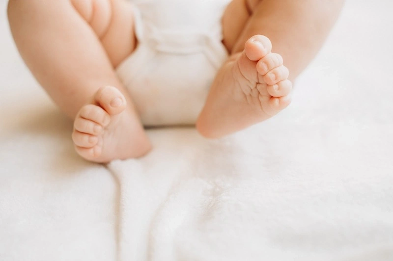Trẻ 4 tháng tuổi biết lật ngửa