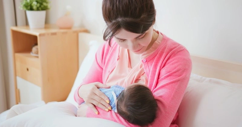 sự phát triển của bé 4 tháng tuổi