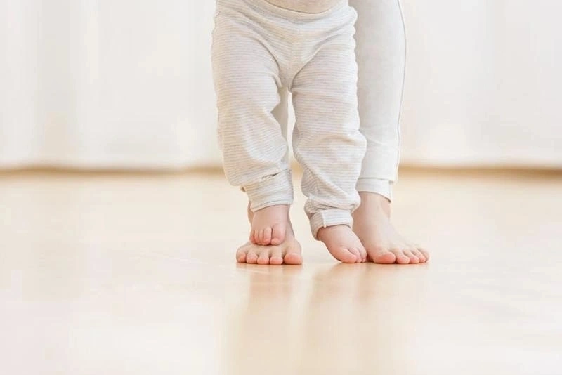 Bé 5 tháng tuổi biết làm gì thì bé đã biết nhún nhảy.