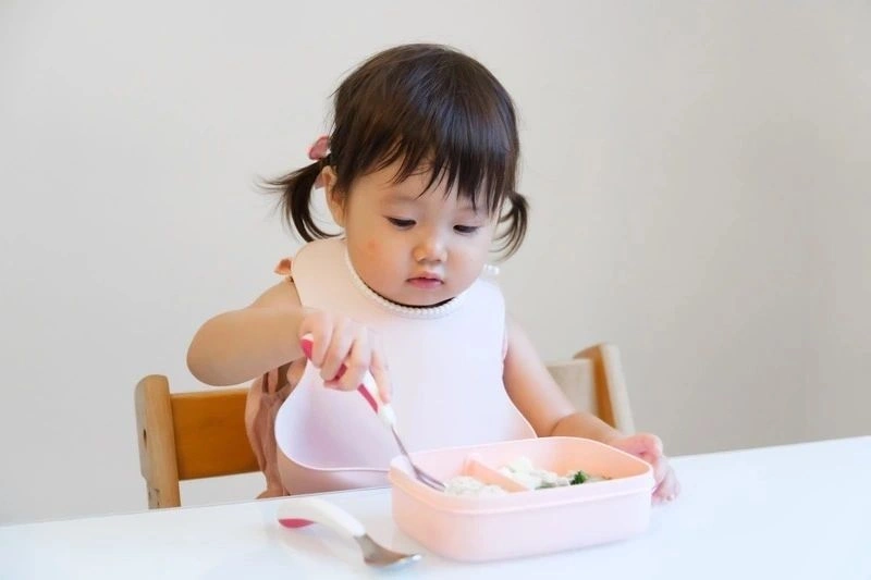 Với trái cây cho bé 6 tháng, mẹ nên nghiền hoặc xay nhuyễn cho con ăn