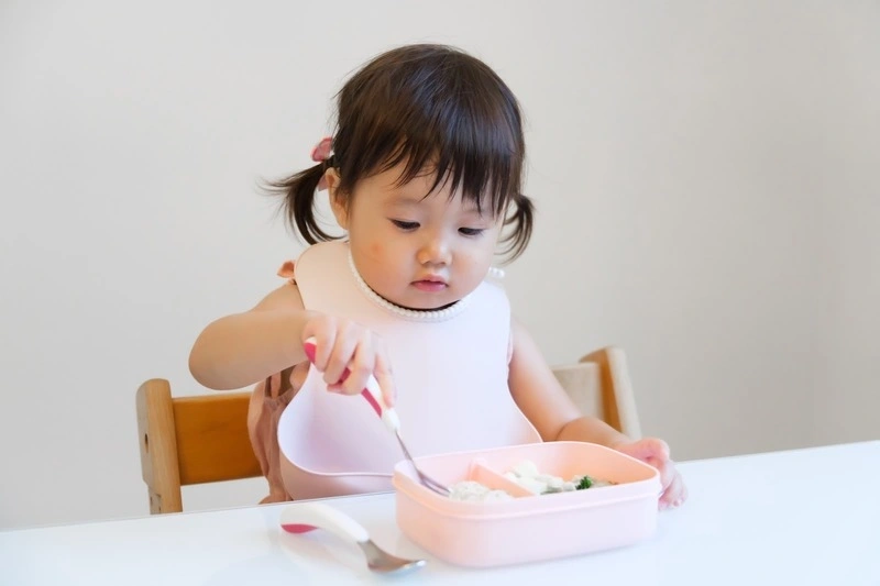 Bé 6 tháng ăn được trái cây chưa