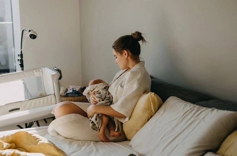 Giải đáp bé bị quá tải lactose phải làm sao là mẹ nên cho con bú thường xuyên