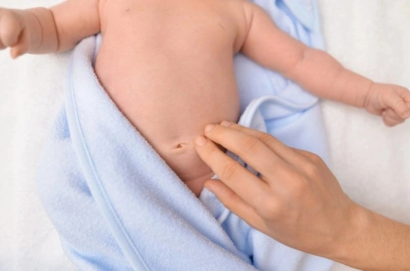 Chướng bụng hoặc đầy hơi có thể là dấu hiệu bé quá tải lactose