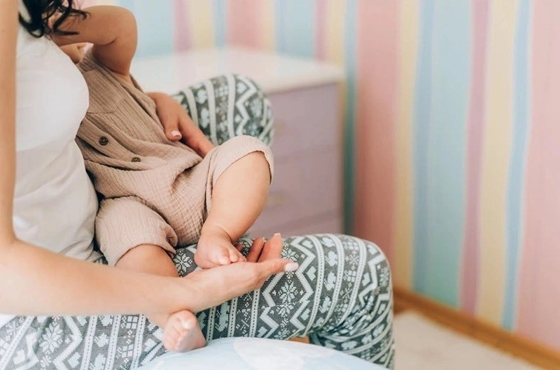 Bé bị quá tải lactose phải làm sao - Nên cho con bú đúng tư thế