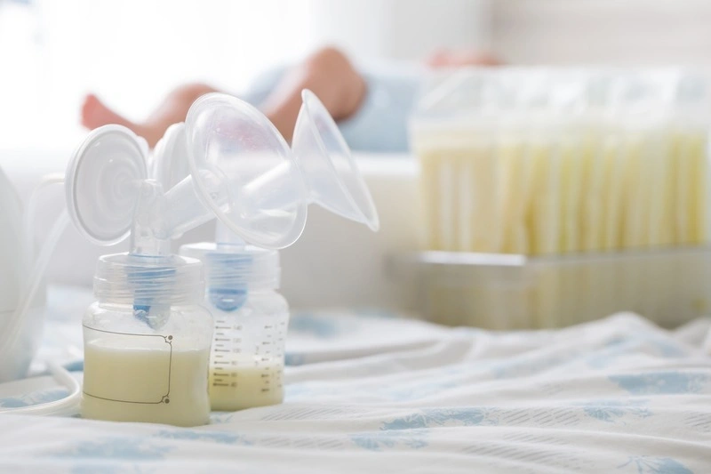 Tách sữa mẹ để hạn chế bé bị quá tải lactose