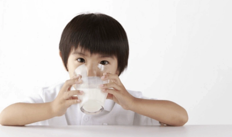 Khi bé bị rối loạn tiêu hóa nên cho uống sữa công thức phù hợp