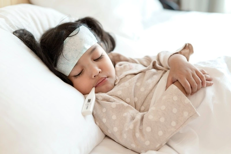 Bé bị sốt đi sốt lại nhiều lần có sao không