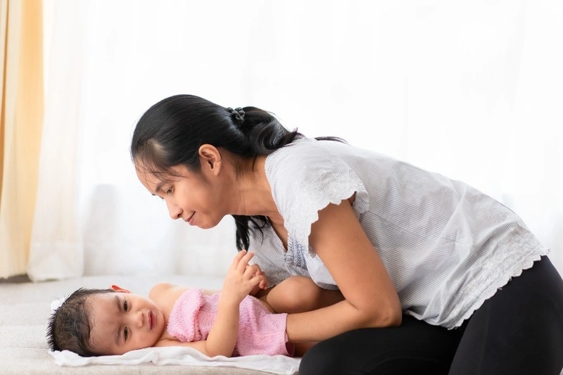 Bé bị sốt tái đi tái lại nên làm gì