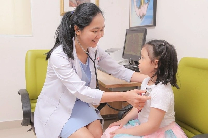 Bé bị sốt đi sốt lại nên đưa đi khám bác sĩ
