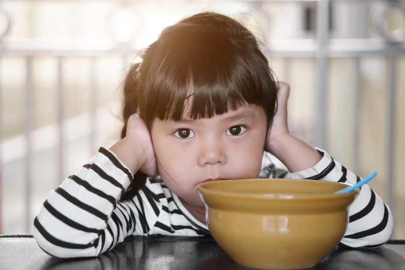 Bé biếng ăn có nên bỏ đói không