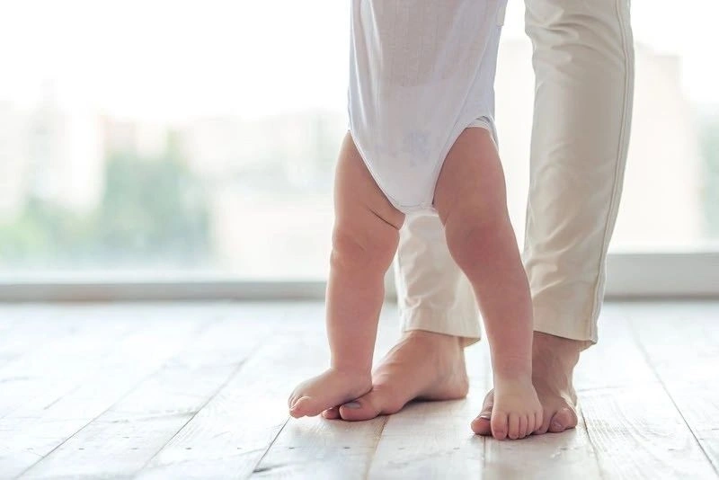 Bé chậm đi có thể là do di truyền