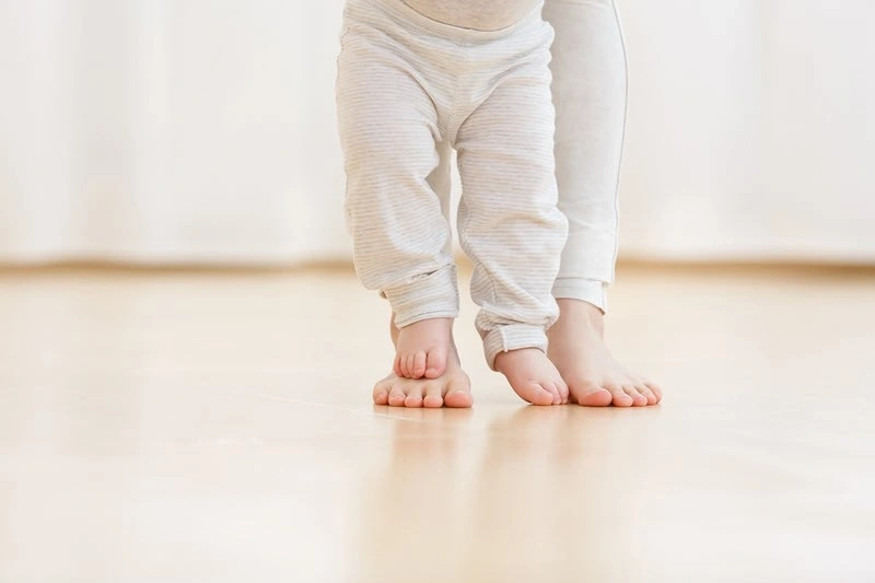 Trẻ chậm đi đứng do bệnh lý
