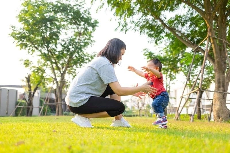 Để cải thiện trẻ chậm biết đi mẹ nên khuyến khích con vận động nhiều