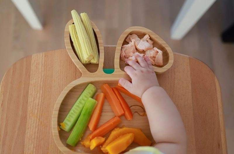 Mẹ cần xây dựng chế độ dinh dưỡng cân đối để hỗ trợ con nhanh biết đi