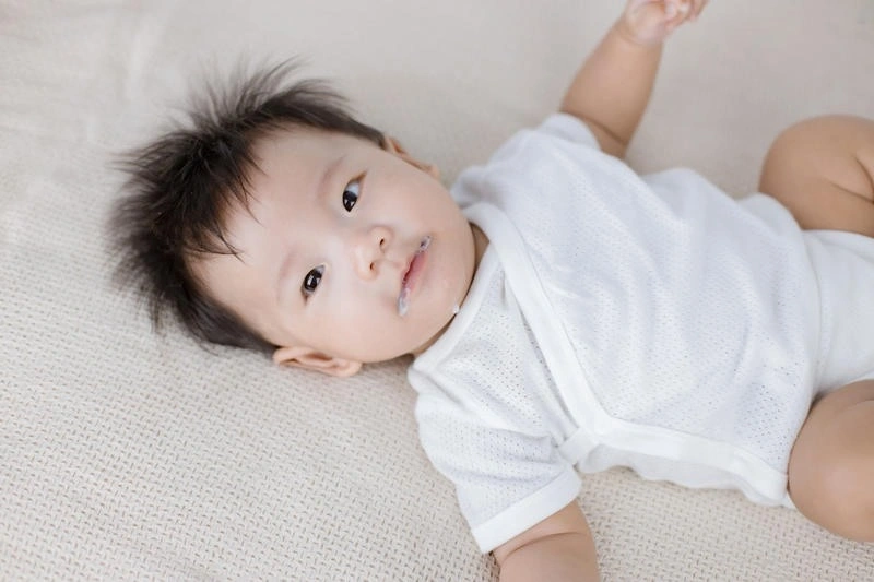 Trẻ 1 tuổi bị nôn về đêm nguy hiểm không