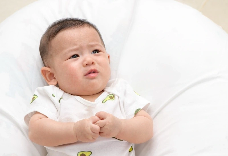 Trẻ 2 tuổi bị nôn về đêm do đâu