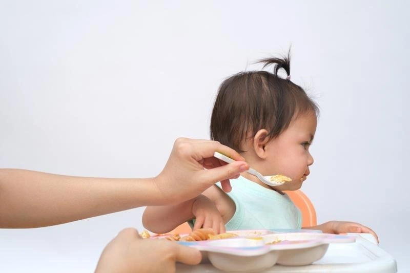 Bé không chịu ăn dặm do đâu