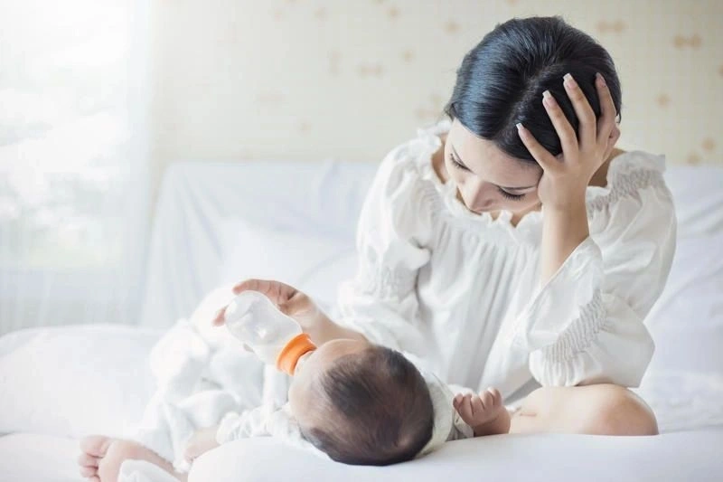 Bé không chịu bú bình phải làm sao là thắc mắc chung của nhiều mẹ