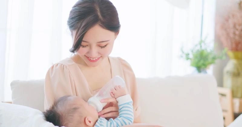 Giải pháp khi bé không chịu bú bình là nên cho trẻ làm quen ti giả trước