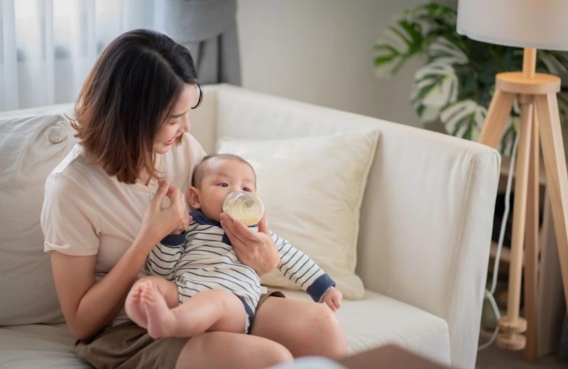 Giải pháp khi bé không chịu bú bình là mẹ nên cho bú khi bé đói