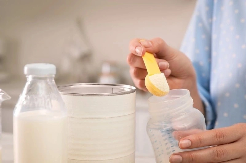 Nguyên nhân bé lười uống sữa công thức có thể do không hợp vị