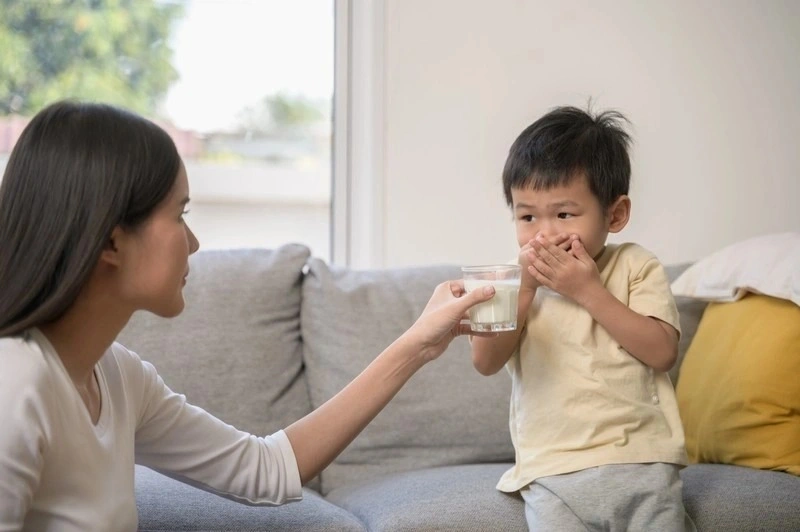 Dấu hiệu bé lười bú sữa công thức có thể xuất hiện khi con bị bệnh