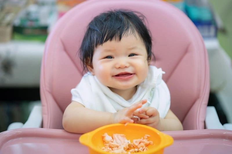 Bé mấy tháng ăn được tôm cua cá